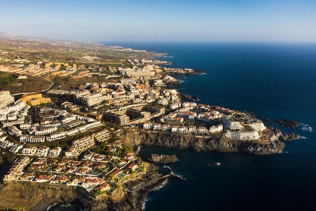 Bovenaanzicht van de huizen op de rots van Los Gigantes bij zonsondergang Tenerife, Canarische eilanden, Spanje