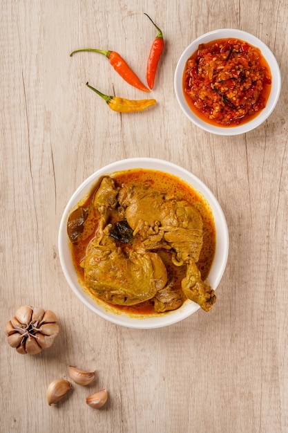 Bovenaanzicht van de Indonesische traditionele keuken Ayam Gulai Padang Ayam Gulai is een populair gerecht van kipcurry uit Padang West Sumatra