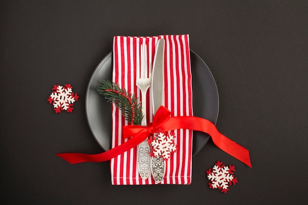 Bovenaanzicht van de instelling van de kersttafel op de zwarte plaat