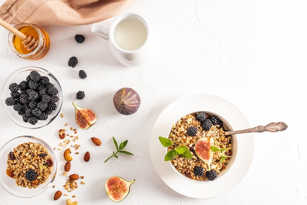 Bovenaanzicht van de kom met een gezond gezond ontbijt van muesli of muesli en ingrediënten voor de bereiding ervan witte achtergrond Detox