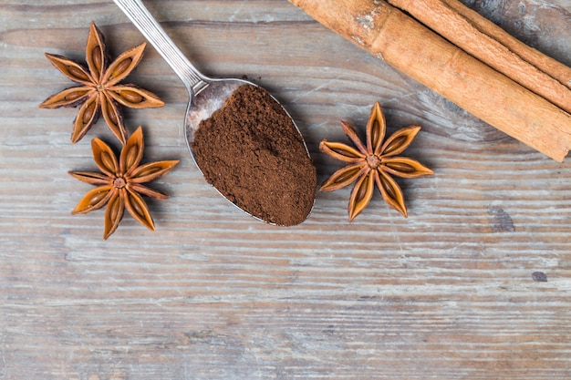 Foto bovenaanzicht van de lepel met gemalen koffie en aromatische kruiden