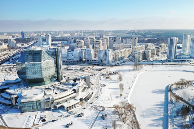 Bovenaanzicht van de Nationale Bibliotheek in Minsk in de winter.