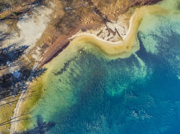 Bovenaanzicht van de oever van een bergmeer