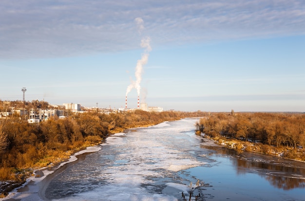 Bovenaanzicht van de rivier bedekt met ijs