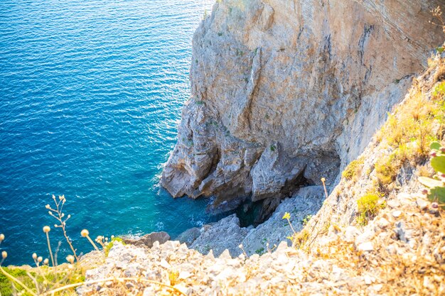 Bovenaanzicht van de rotsachtige kustlijn klif in de buurt van fort Mogren in Budva, omringd door verbazingwekkende turquoise ad...