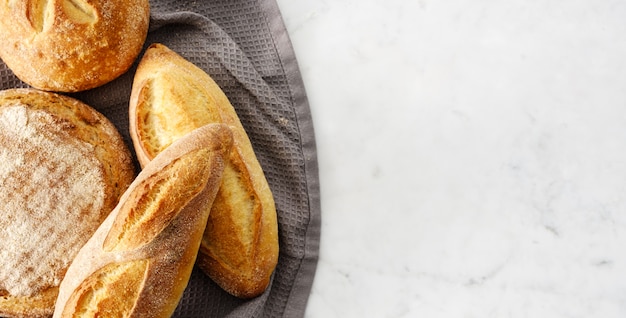 Bovenaanzicht van de samenstelling met vers brood.