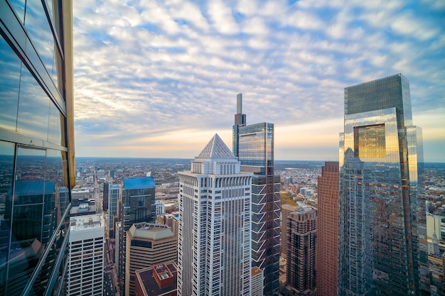 Bovenaanzicht van de skyline van het centrum van Philadelphia in Pennsylvania, VS bij zonsondergang