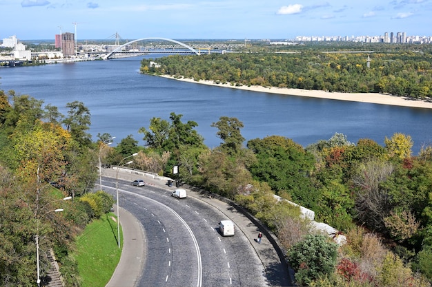 Bovenaanzicht van de snelweg en de brug over de rivier de Dnjepr in de stad Kiev