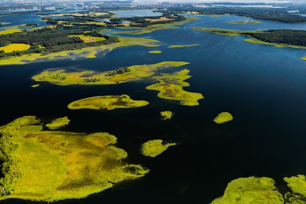 Bovenaanzicht van de Snudy en Strusto meren in het Braslav Lakes National Park, de mooiste meren in Wit-Rusland.