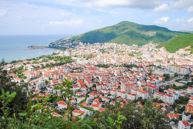 Bovenaanzicht van de stad Budva met hoge bergen. Montenegro.