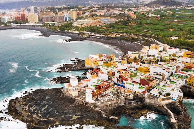 Bovenaanzicht van de stad Punta Brava in de buurt van de stad Puerto de la Cruz op het eiland Tenerife, Canarische eilanden, Atlantische Oceaan, Spanje