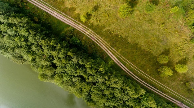 Bovenaanzicht van de veldweg loopt parallel aan de rivier