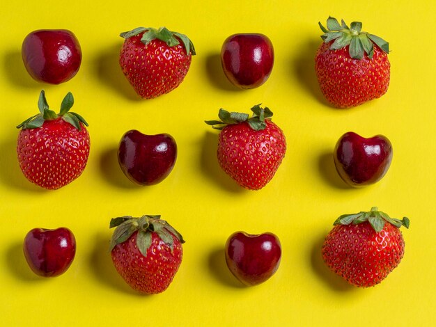 Bovenaanzicht van de vierkante kersen en aardbeien. Gezond eten, vegetarische keuken, vers fruit, plat leggen