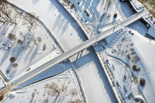 Bovenaanzicht van de voetgangersbrug over de bevroren svisloch-rivier in minsk. wit-rusland.