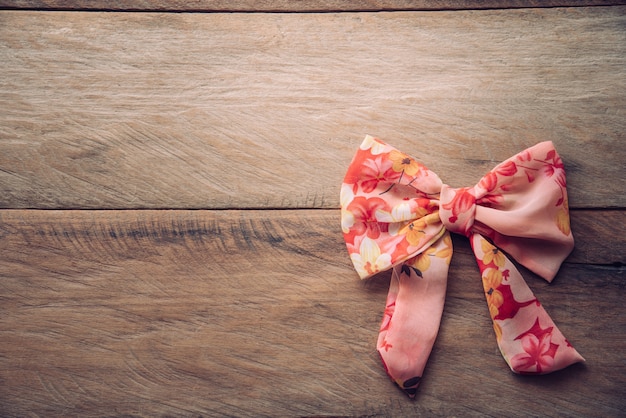 Bovenaanzicht van de vrouwen boog geplaatst op een houten vloer.