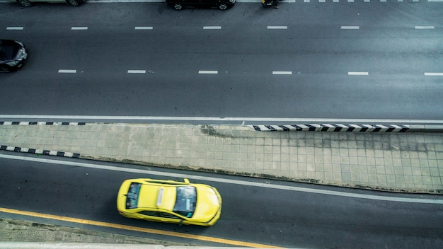 bovenaanzicht van de weg en de straat voetganger met de auto in de stad.