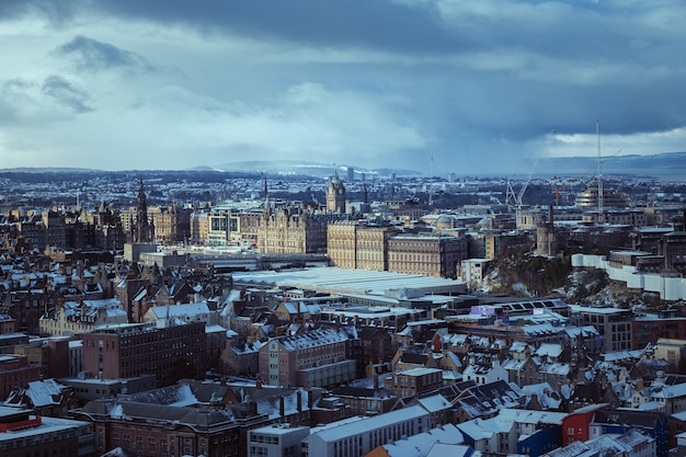 Bovenaanzicht van de winterstad Edinburgh bedekt met sneeuw Stadsattracties Schotland Verenigd Koninkrijk