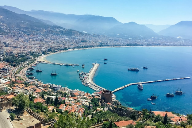 Bovenaanzicht van de zee en de pieren in Alanya.