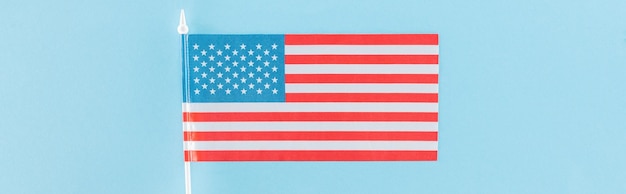 Bovenaanzicht van decoratieve Amerikaanse vlag op stok op blauwe achtergrond panoramisch schot