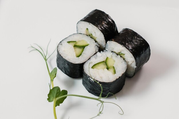 Bovenaanzicht van diverse sushi rollen op witte plaat