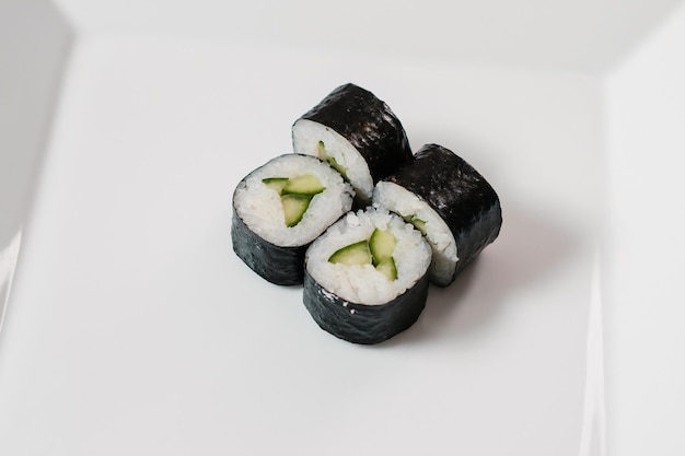 Bovenaanzicht van diverse sushi rollen