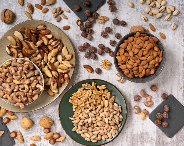 Bovenaanzicht van diverse verschillende soorten noten op een bord