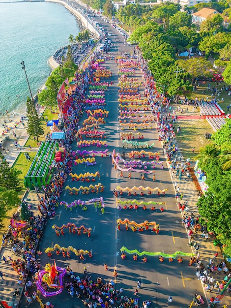 Bovenaanzicht van drakendans voert nieuwjaarsviering uit Groep mensen voeren een traditionele leeuwendans en drakendans uit Guinness recorduitvoering van 54 drakendans op straat Vung Tau