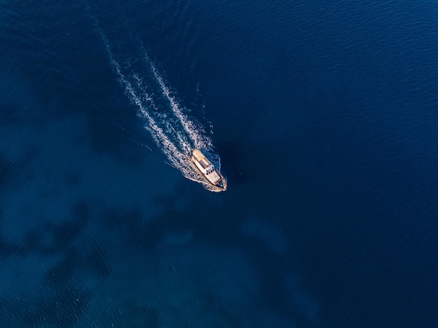 Bovenaanzicht van drone van speedboot in het blauwe water