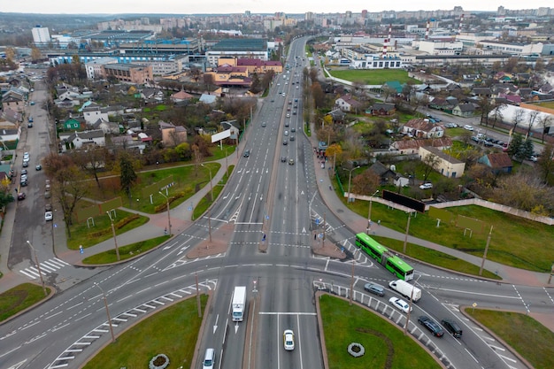 Bovenaanzicht van een belangrijk kruispunt in de stad gedurende de dag Een grote drukke rotonde Stedelijk verkeer en infrastructuur Groene ruimtes binnen het kruispunt