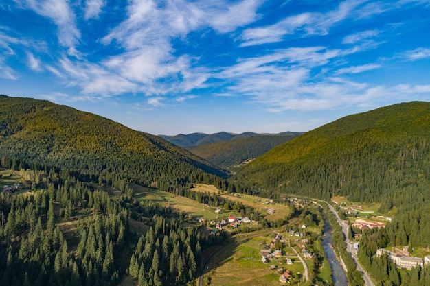 Foto bovenaanzicht van een berglandschap met een dorp en een rivier