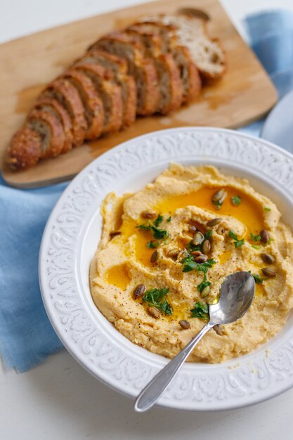 Bovenaanzicht van een bord gezonde zelfgemaakte romige hummus