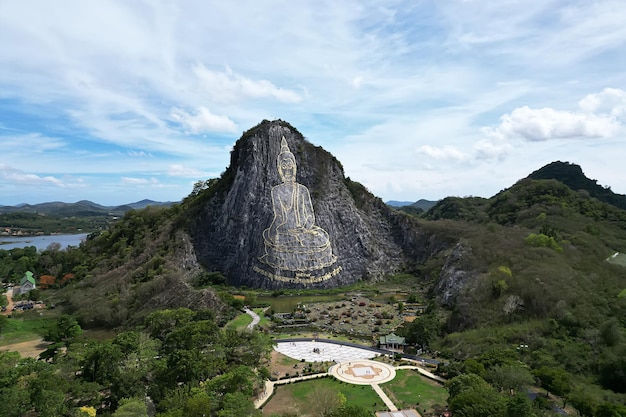 Bovenaanzicht van een drone Boeddhabeeld gecreëerd door laser op Khao Chi Chan Mountain Pattaya Chonburi Thailand Religieuze bezienswaardigheden in de buurt van Pattaya