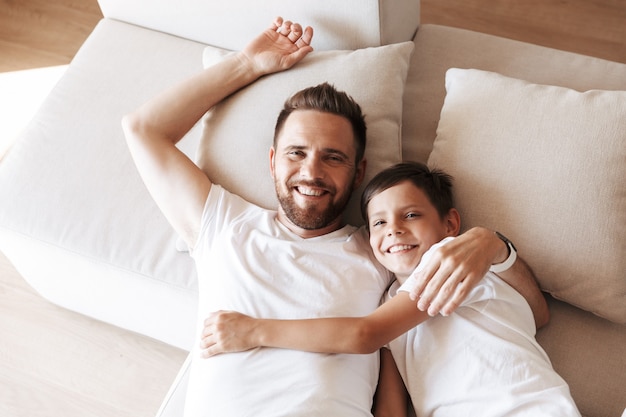 Bovenaanzicht van een gelukkige vader en zijn zoon die samen leggen