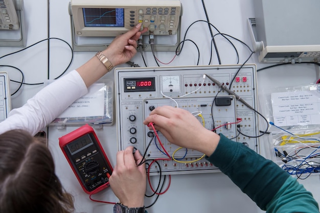 bovenaanzicht van een groep jonge studenten die technische beroepspraktijken doen in het elektronische klaslokaal, onderwijs en technologieconcept