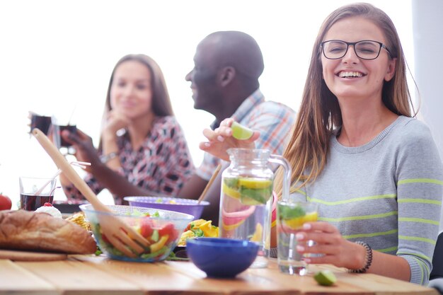 Bovenaanzicht van een groep mensen die samen dineren terwijl ze aan een houten tafel zitten Voedsel op tafel Mensen eten fastfood