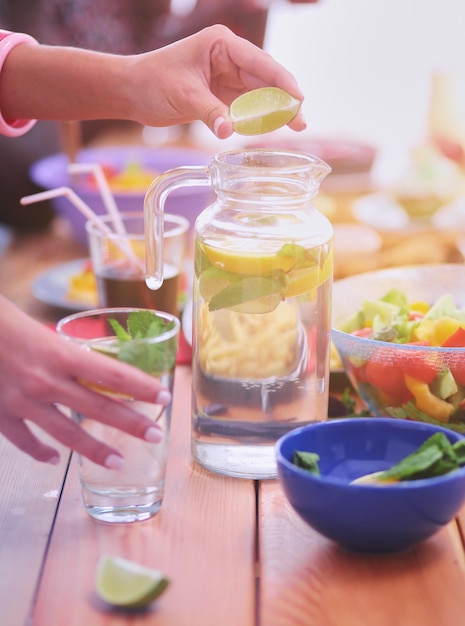 Bovenaanzicht van een groep mensen die samen dineren terwijl ze aan een houten tafel zitten Voedsel op tafel Mensen eten fastfood