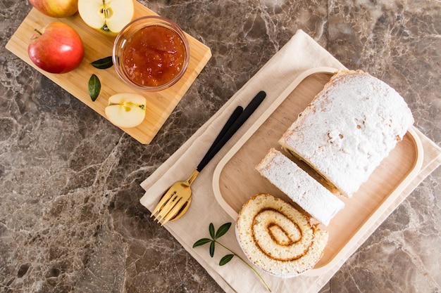 Bovenaanzicht van een heerlijk dessert appelbroodje bestrooid met poedersuiker op een houten dienblad zelfgemaakte taarten