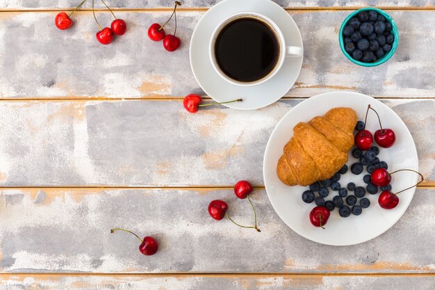 Bovenaanzicht van een heerlijk ontbijt met croissants