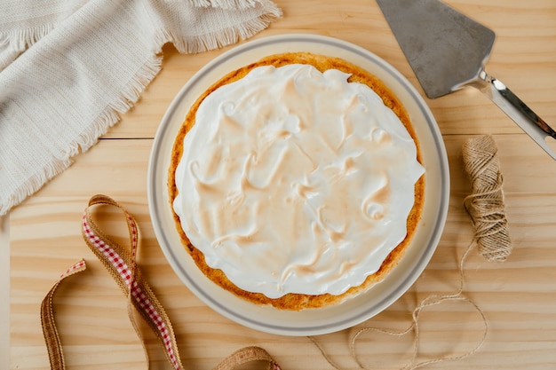 Bovenaanzicht van een heerlijke cake met drie melk op een dennenhouten achtergrond, typisch Latijns-Amerikaans dessert