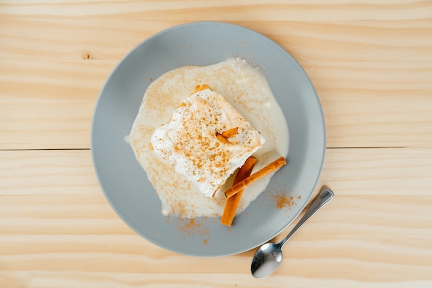 Bovenaanzicht van een heerlijke cake met drie melk op een dennenhouten achtergrond, typisch Latijns-Amerikaans dessert