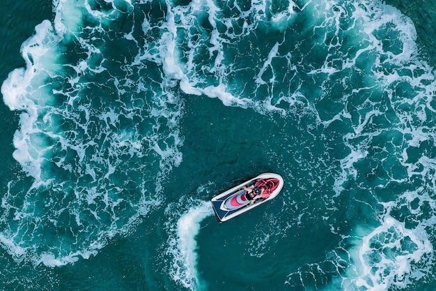 Bovenaanzicht van een jetskiër die wakker wordt