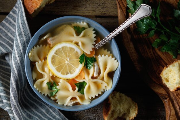 Bovenaanzicht van een kippensoep met pasta Rustieke stijl