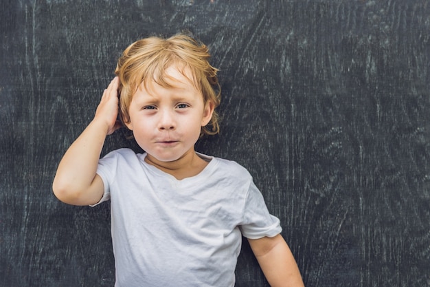 Bovenaanzicht van een kleine blonde jongen jongen met ruimte voor tekst en symbolen op de oude houten.