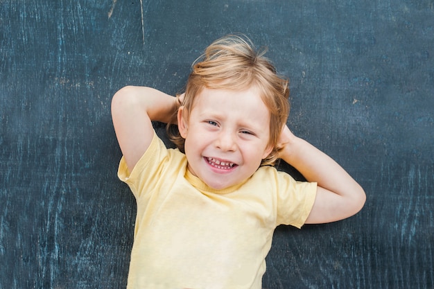 Bovenaanzicht van een kleine blonde jongen jongen met ruimte voor tekst