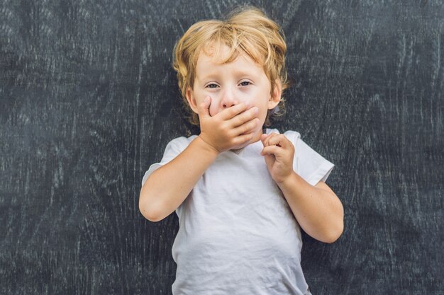 Bovenaanzicht van een kleine blonde jongen jongen