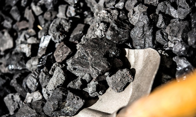 Foto bovenaanzicht van een kolenmijn mineraal zwart voor achtergrond. gebruikt als brandstof voor industriële cokes.