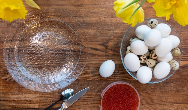 Bovenaanzicht van een kom gekookte eieren en rode kaviaar op houten tafel gezonde ontbijtmaaltijd