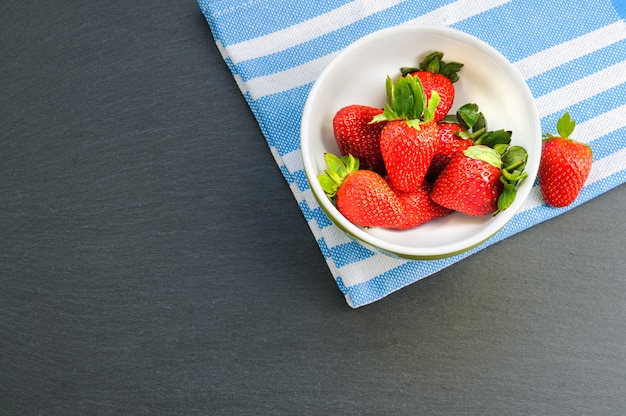 Bovenaanzicht van een kom met aardbeien