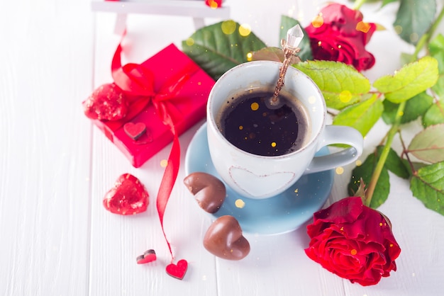Bovenaanzicht van een kopje koffie en chocolade. Symboliek Valentijnsdag
