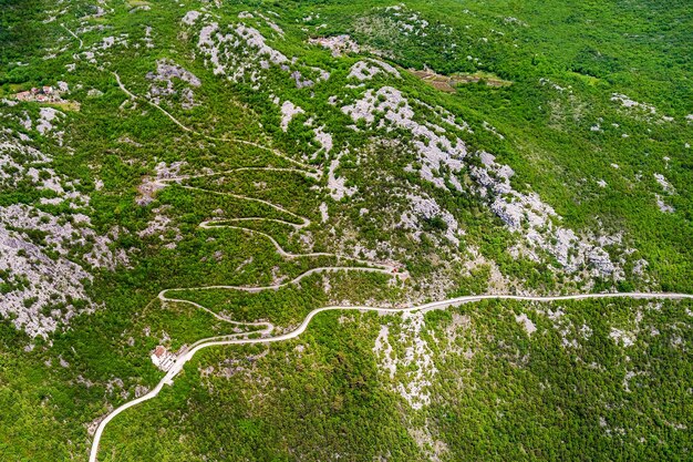 Bovenaanzicht van een kronkelende weg in de bergen